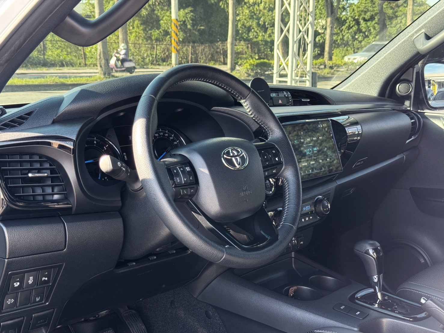 2023 Toyota Hilux 2.8 戰術白