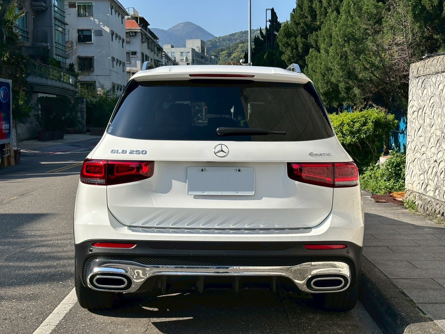 2021 M-Benz GLB 250 AMG 4MATIC 數位白