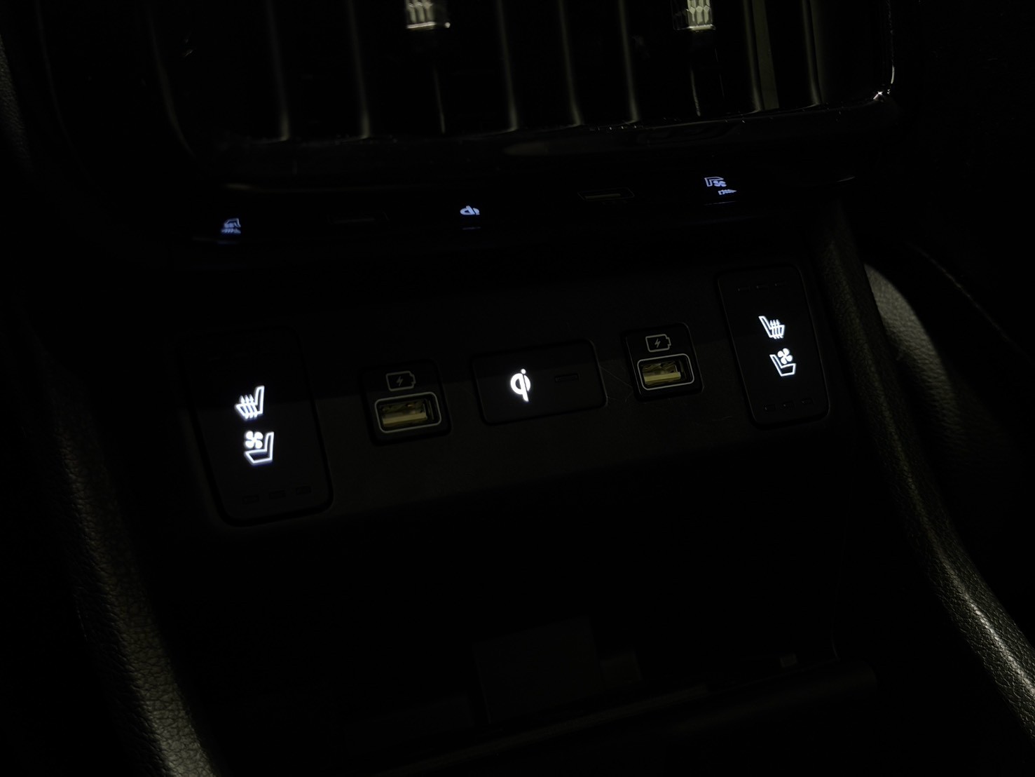 2025 Hyundai Custin GLT-B 鑽石白