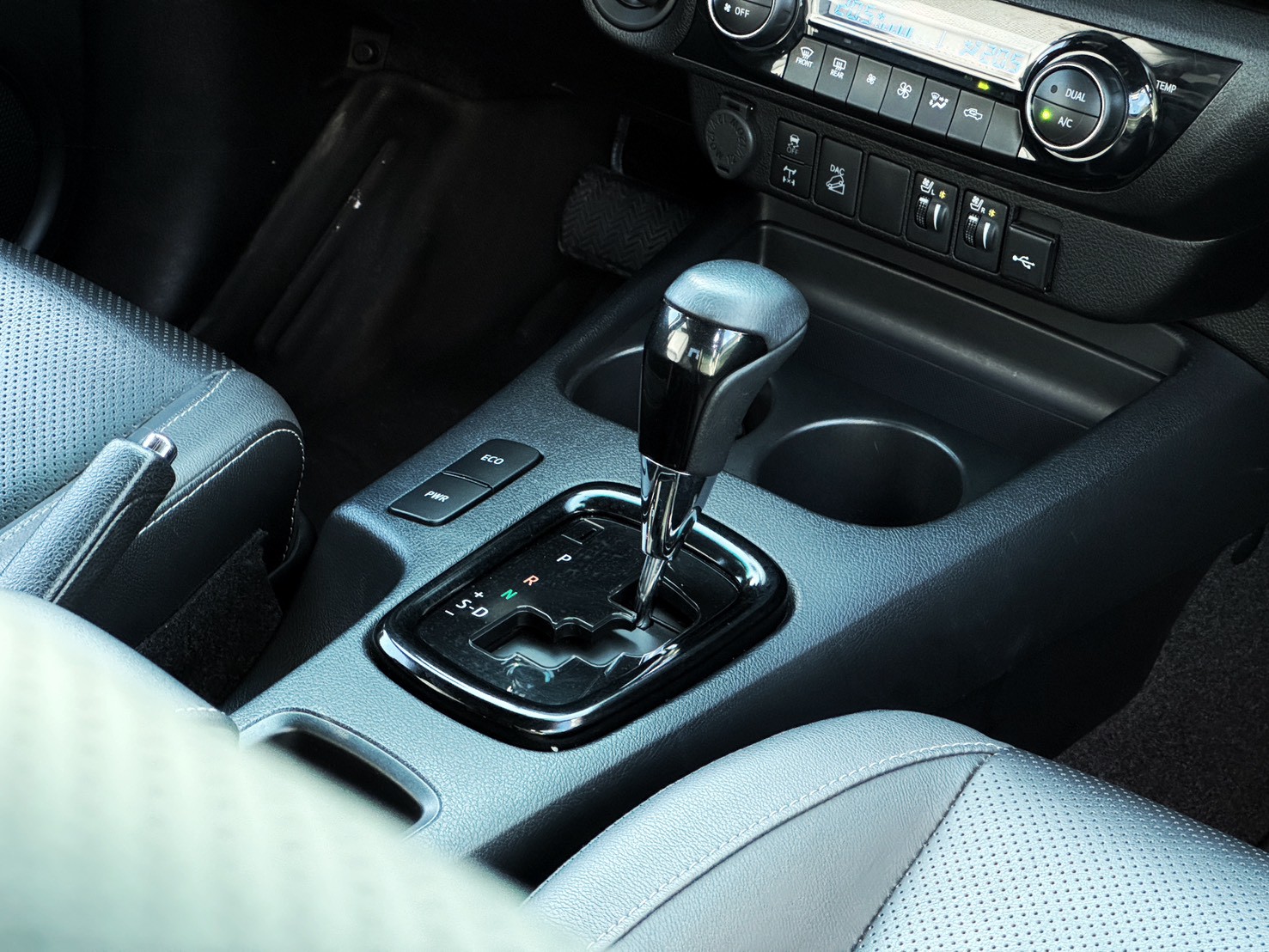 2023 Toyota Hilux 2.8 戰術白