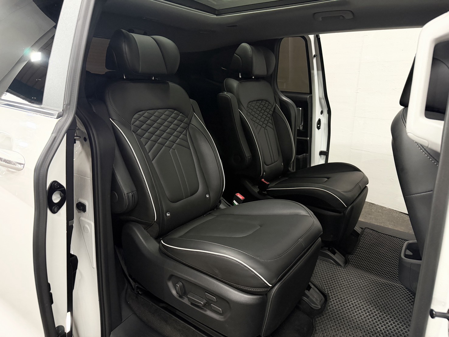 2025 Hyundai Custin GLT-B 鑽石白