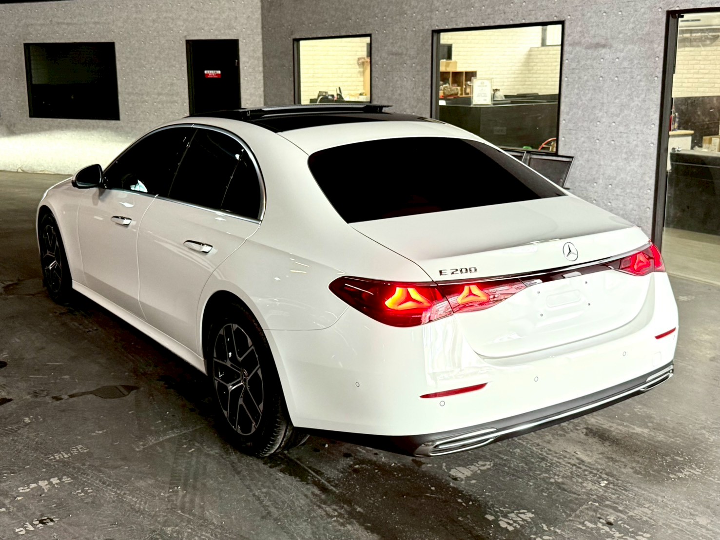 2025 M-Benz E-Class Sedan E200 Luxury 極地白