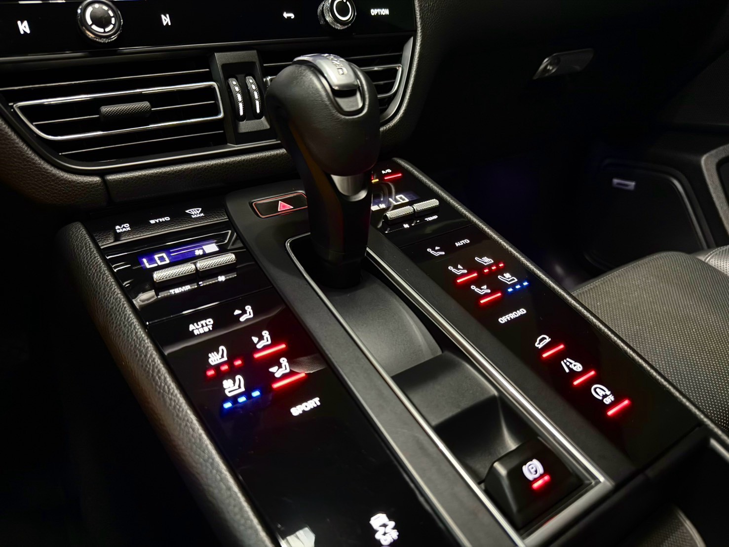 2022 Porsche Macan 2.0T 尊爵藍黑