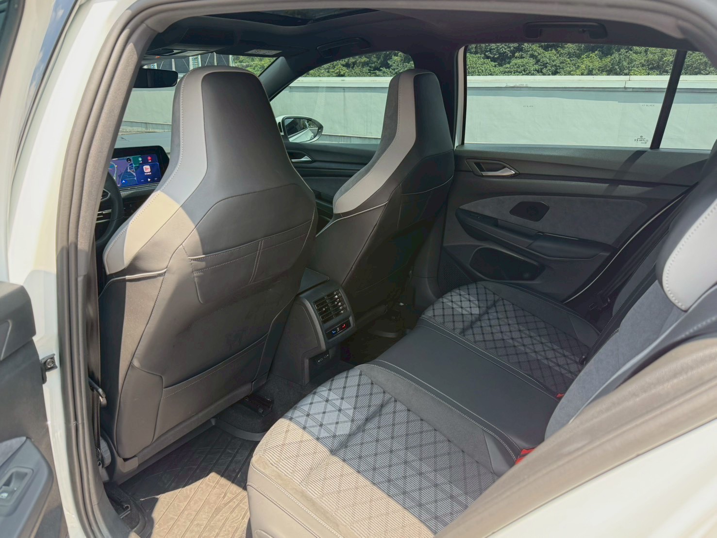 2024 Volkswagen Golf 280 eTSI R-Line 冰川白