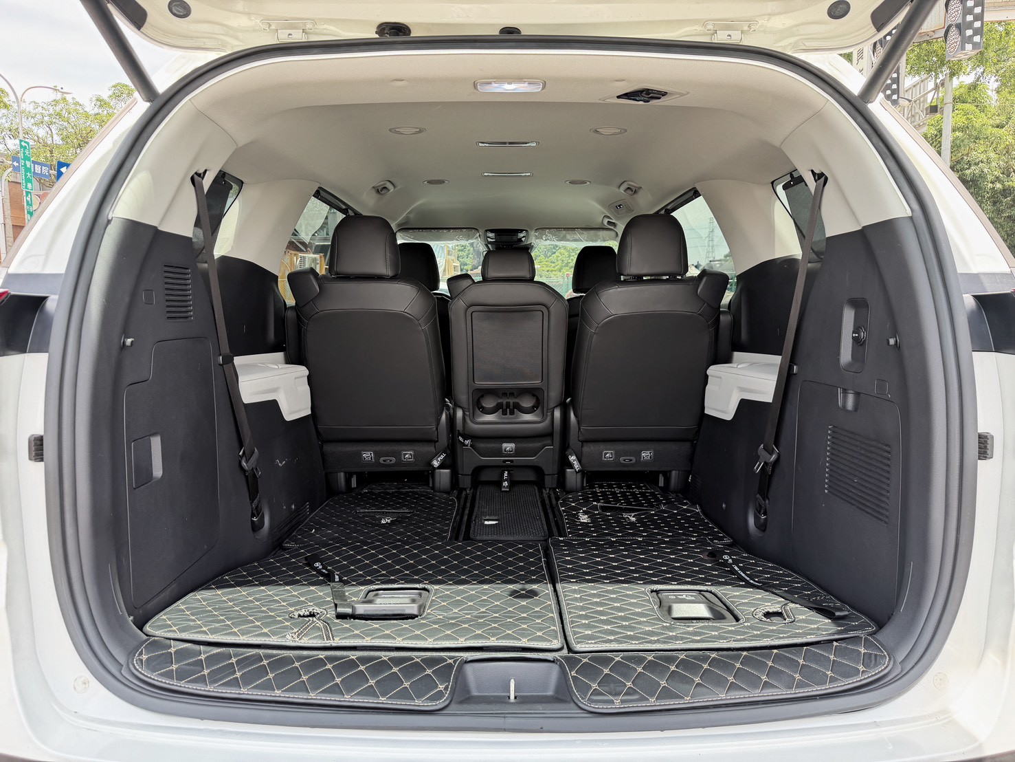 2022 Kia Carnival 尊貴8人座 極光白