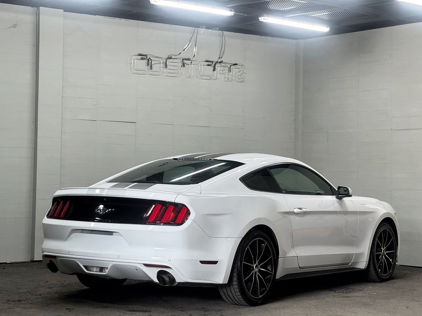2016 Ford Mustang 2.3 EcoBoost 極地白