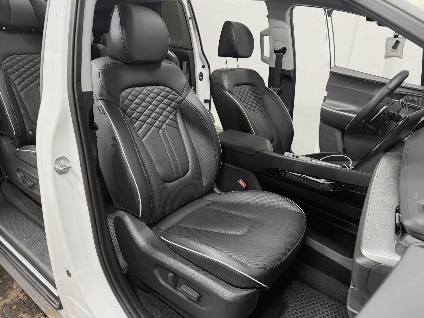 2025 Hyundai Custin GLT-B 鑽石白