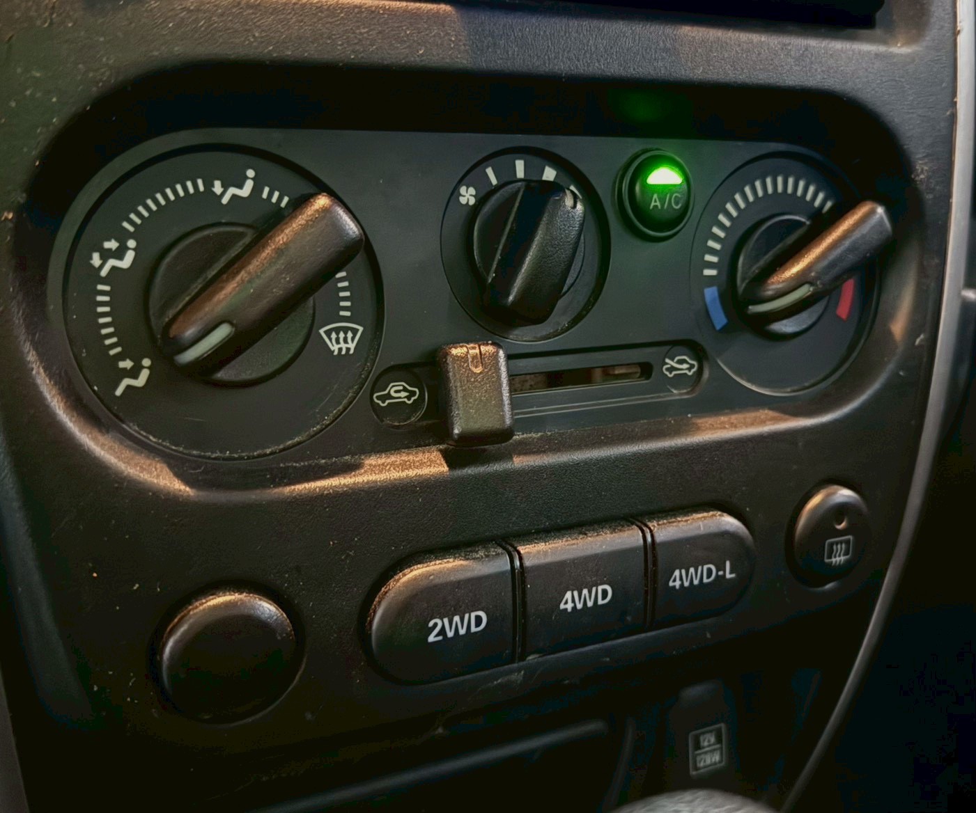2015 Suzuki Jimny 1.3 大地灰