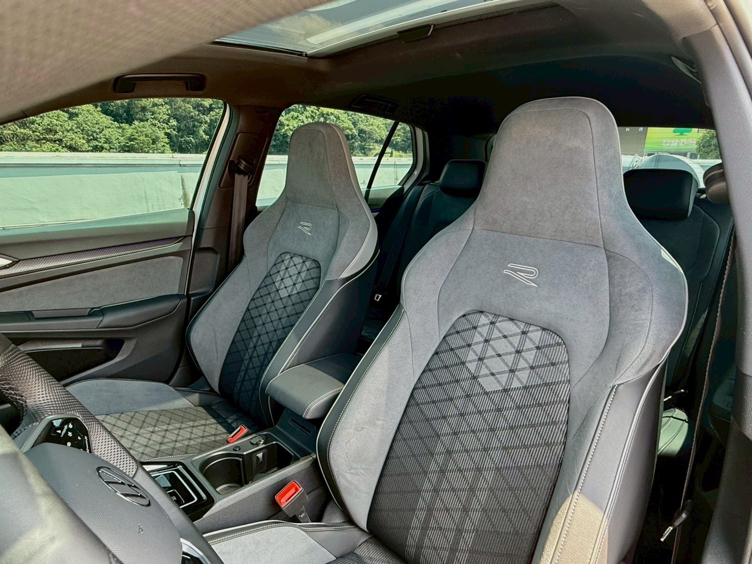 2024 Volkswagen Golf 280 eTSI R-Line 冰川白