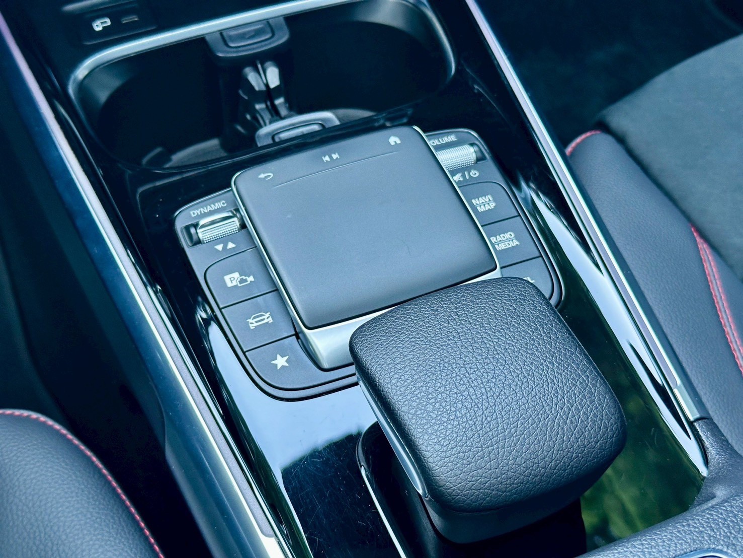 2021 M-Benz GLB 250 AMG 4MATIC 數位白