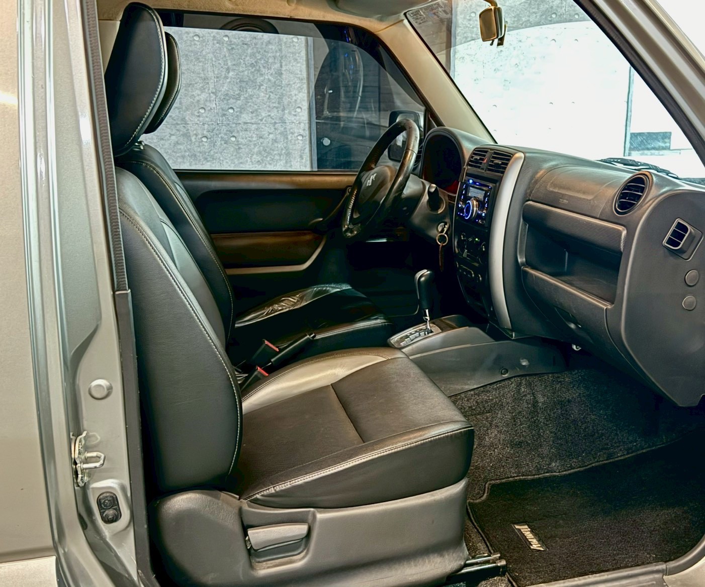 2015 Suzuki Jimny 1.3 大地灰